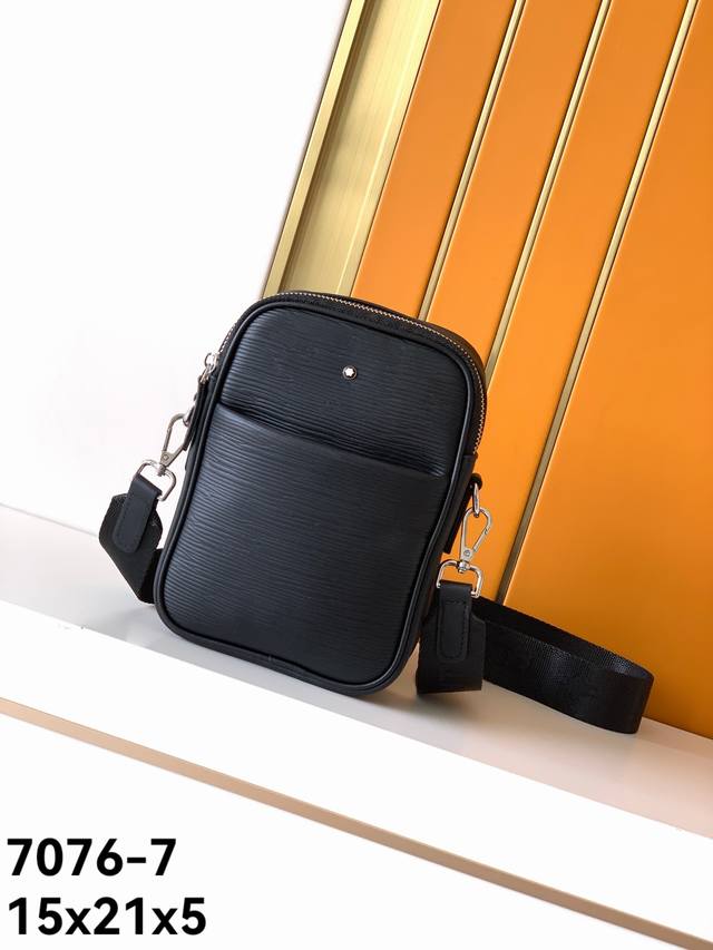 新款斜挎型号:7076-7#原单专柜水波纹头层牛皮 #顶级原单货万宝新款斜挎包,光泽好上档次,高纤维布裡,专柜五金配件,质量超赞。尺寸:15X21X5-- 新款斜挎型号:7076-7#原单专柜水波纹头层牛皮 #顶级原单货万宝新款斜挎包,光泽好上档次,高纤维布裡,专柜五金配件,质量超赞。尺寸:15X21X5--