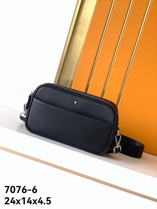 新款斜挎型号：7076-6#原单专柜水波纹头层牛皮 #顶级原单货万宝新款斜挎包，光泽好上档次，高纤维布裡，专柜五金配件，质量超赞。尺寸：24X14X4.5---