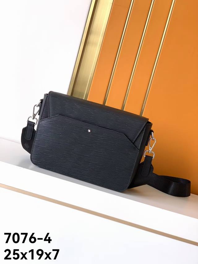 新款斜挎型号：7076-4#原单专柜水波纹头层牛皮 #顶级原单货万宝新款斜挎包，光泽好上档次，高纤维布裡，专柜五金配件，质量超赞。尺寸：25X19X7