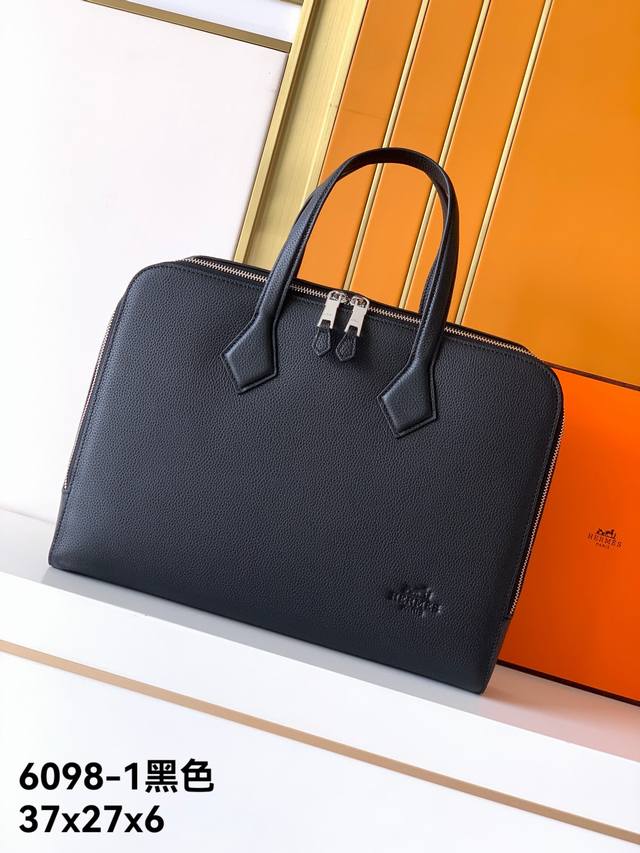 新款公文包型号：6098-1#黑色Elephant.Grey顶级原单货爱玛意大利专用头层牛皮，手感超级柔软细腻，质感高端有档次，专柜同款，绝对高端货。高纤维裡布