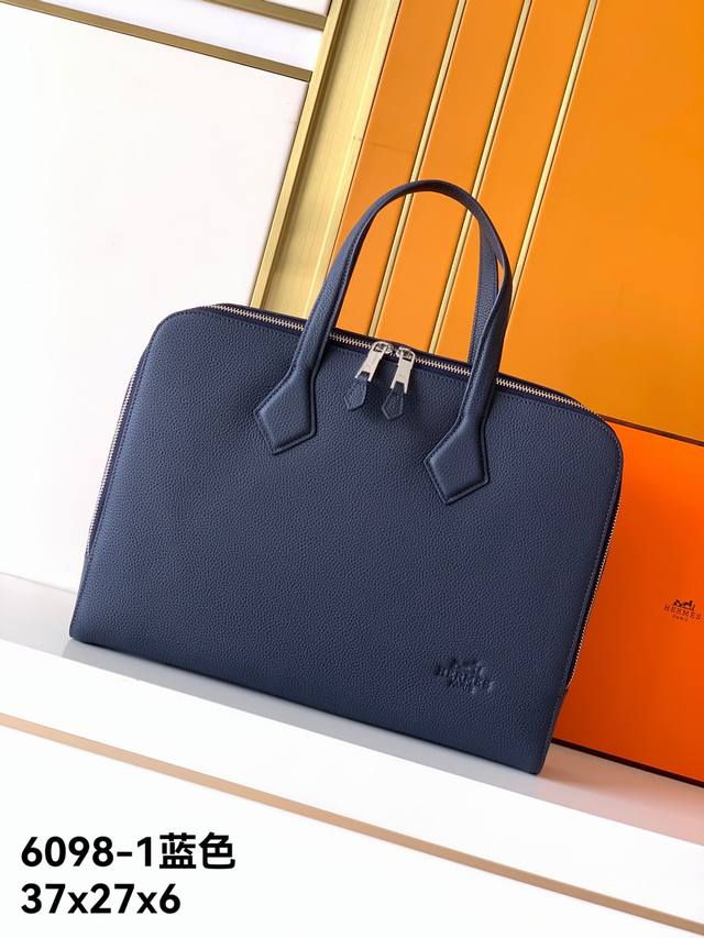 新款公文包型号：6098-1#蓝色Elephant.Grey顶级原单货爱玛意大利专用头层牛皮，手感超级柔软细腻，质感高端有档次，专柜同款，绝对高端货。高纤维裡布