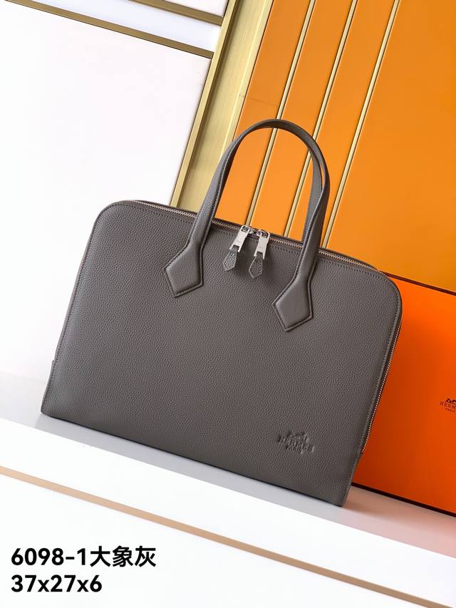 新款公文包型号：6098-1#大象灰色Elephant.Grey顶级原单货爱玛意大利专用头层牛皮，手感超级柔软细腻，质感高端有档次，专柜同款，绝对高端货。高纤维