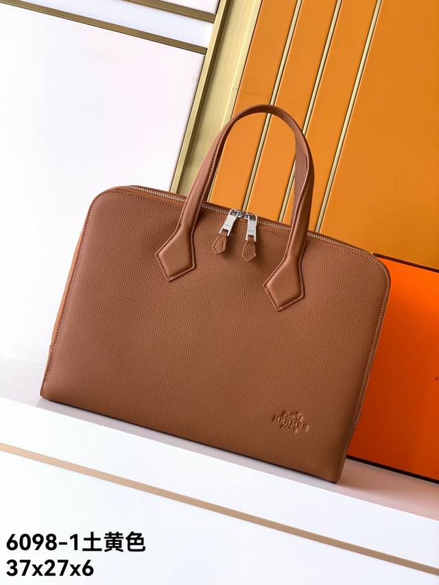 新款公文包型号：6098-1#土黄色Elephant.Grey顶级原单货爱玛意大利专用头层牛皮，手感超级柔软细腻，质感高端有档次，专柜同款，绝对高端货。高纤维裡