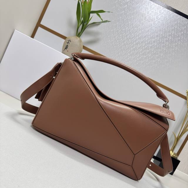 Low新款 大号纳帕羊皮革 Featherlight puzzle 手袋 以别具一格的几何线条勾勒长方体造型。柔软轻盈的纳帕皮革为手袋注入随性慵懒的风格。可肩背