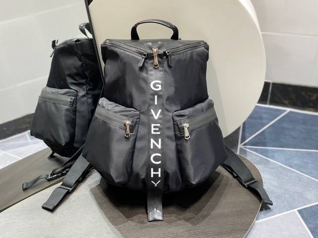 Givenc*Y 纪*希双肩背包专柜同步更新，尼龙布料搭配牛皮制作，可调节背带舒适度好。包身正面有两个拉链拉合的大口袋，Logo大拉链可拉开使得放置物品更方便，