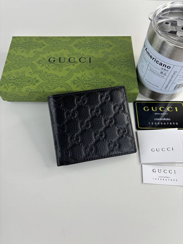Guccl新款Gg Emblem系列超柔软荔纹 黑色色压花 配皮钱包。 款号: 856361 尺寸: 11Cm X 9Cm X 1.5Cm 颜色: 黑色压G