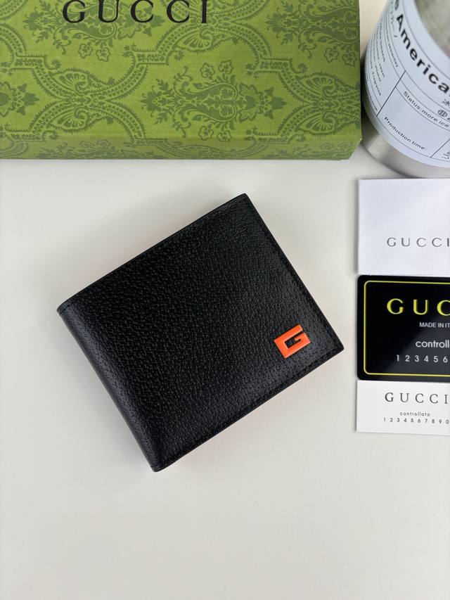 Guccl 专柜最新版Gg Marmont 短式皮夹 橙色G标志，大面选用黑色猪皮纹，搭配橙色内里，完美到极致 ，独家实物实拍。 款号: 739358 尺寸:
