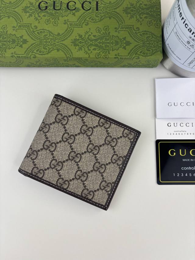 Guccl这款简洁短夹钱包，采用啡色Gg Supreme帆布材质，饰以同色调皮革滚边，突显经典设计的魅力。啡色Ggsupreme帆布，环保材料。啡色皮革滚边。粘