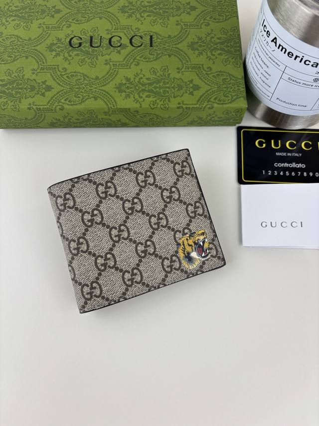 Guccl 新款男士短款钱包！专柜同步，黑色皮革，搭配pvc面料 丝印最新虎头标志 油边做工精细 ，简单大方，时尚霸气， 型号: 451268 尺寸: 10Cm