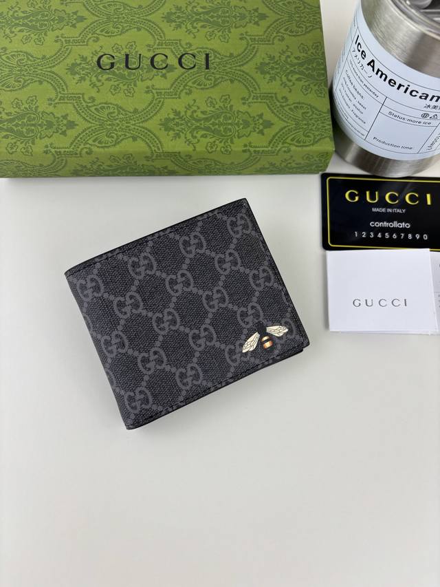 Guccl 新款男士短款钱包！专柜同步，黑色皮革，搭配pvc面料 丝印最新蜜蜂标志 油边做工精细 ，简单大方，时尚霸气， 型号: 451268 尺寸: 10Cm