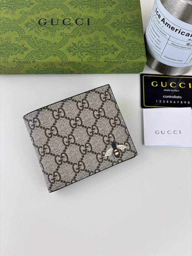 Guccl 新款男士短款钱包！专柜同步，黑色皮革，搭配pvc面料 丝印最新蜜蜂标志 油边做工精细 ，简单大方，时尚霸气， 型号: 451268 尺寸: 10Cm