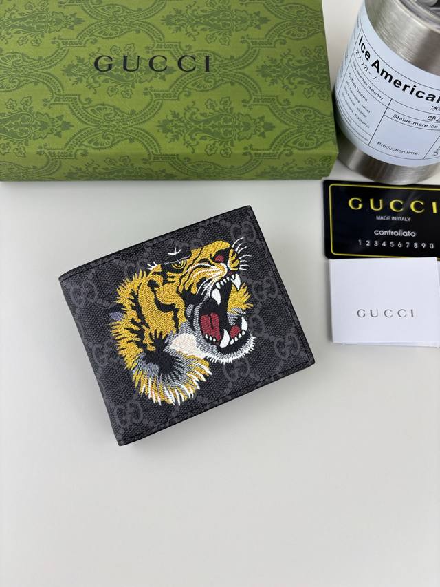 Guccl 新款男士短款钱包！专柜同步，黑色皮革，搭配pvc面料 丝印最新虎头标志 油边做工精细 ，简单大方，时尚霸气， 型号: 451268 尺寸: 10Cm