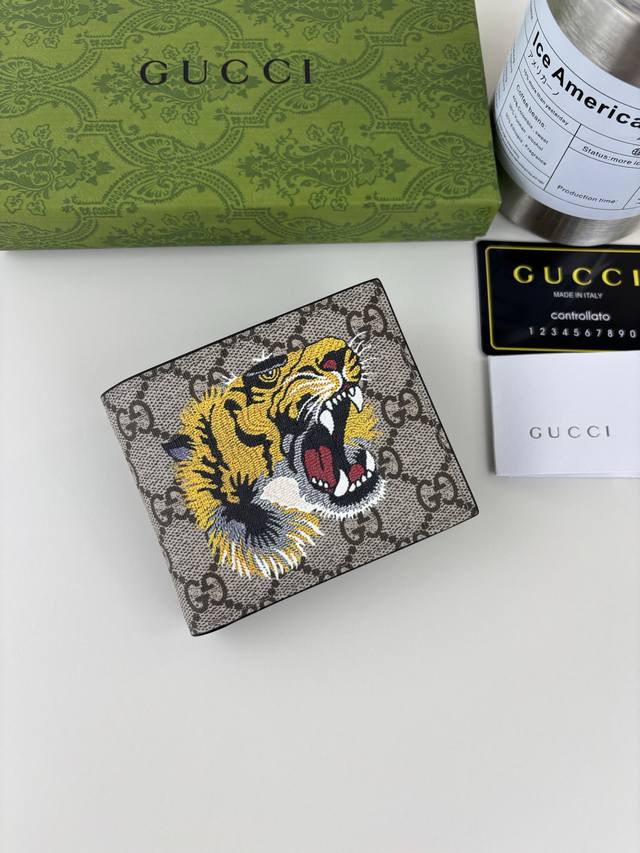 Guccl 新款男士短款钱包！专柜同步，黑色皮革，搭配pvc面料 丝印最新虎头标志 油边做工精细 ，简单大方，时尚霸气， 型号: 451268 尺寸: 10Cm