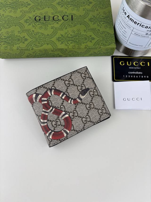 Guccl 新款男士短款钱包！专柜同步，黑色皮革，搭配pvc面料 丝印最新蛇标志 油边做工精细 ，简单大方，时尚霸气， 型号: 451268 尺寸: 10Cm
