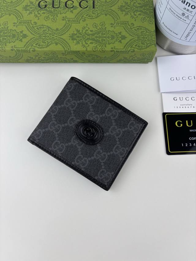 Guccl这款简洁纤长的长夹采用黑色Gg Supreme帆布材质，饰以同色调皮革滚边和互扣式双G标牌，突显经典设计的魅力。黑色Ggsupreme帆布，环保材料。