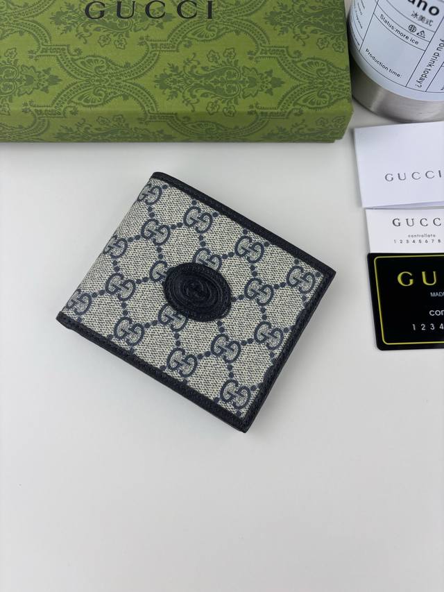 Guccl这款简洁纤长的长夹采用蓝色Gg Supreme帆布材质，饰以同色调皮革滚边和互扣式双G标牌，突显经典设计的魅力。蓝色Ggsupreme帆布，环保材料。