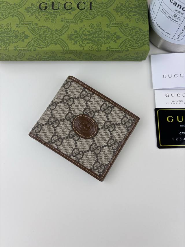 Guccl这款简洁纤长的长夹采用啡色Gg Supreme帆布材质，饰以同色调皮革滚边和互扣式双G标牌，突显经典设计的魅力。啡色Ggsupreme帆布，环保材料。