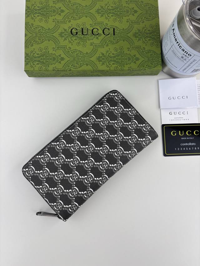 Guccl Shadow全拉链钱包！经典Gg图案继续以现代风格焕新亮相于全新系列中。这款全拉链钱包以深灰色匠心呈现，搭配光影效果经典字母交织图案，打造立体感。设