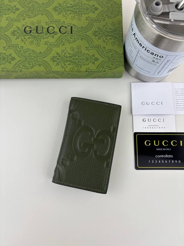 Guccl Gg将历史传承、创造力和创新精神转化为丰富多彩的品牌系列。从主打单品到个性配饰，从日常穿搭到特殊场合服饰，品牌钟爱的各式图案为全新皮具作品增色添彩！