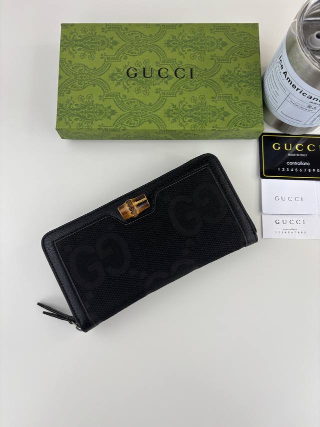 Guccl 竹节钱包，全拉链式钱包融合品牌颇具辨识度的元素，匠心装饰竹节配件和字母交织图案细节。这款钱包由双G图案帆布制作而成，匠心运用别致尺寸，散发出一抹现代