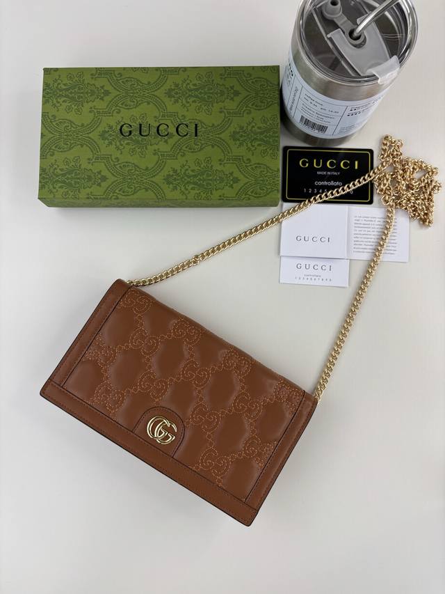 Guccl Gg Matelassé链条包，绗缝皮革以柔软质感诠释品牌标志性材质。富有纹理感的几何图案生动演绎包括这款棕色链条包在内的多款小号皮革配饰。正面饰有