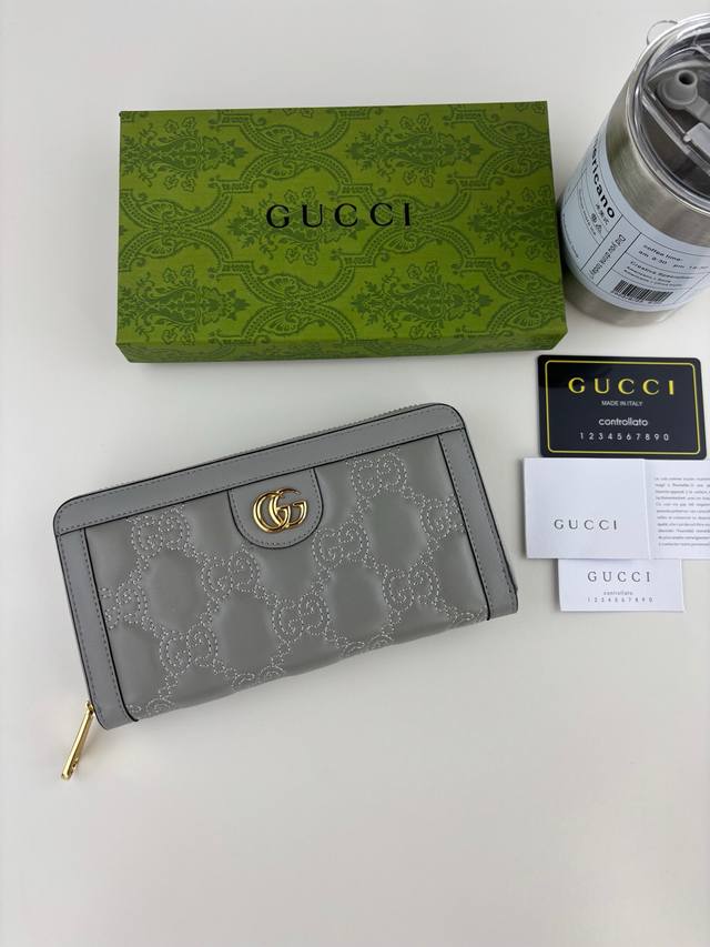 Guccl Gg Matelassé钱夹，绗缝皮革以柔软质感诠释品牌标志性材质。富有纹理感的几何图案生动演绎包括这款灰色钱包在内的多款小号皮革配饰。正面饰有双G