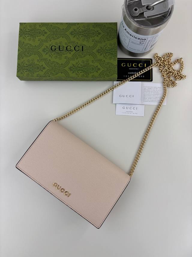 Guccl 饰手写体Gucci标识链带钱包。小号皮革配饰系列无缝融合现代时尚元素，塑就风格更迭但不失经典意蕴的匠心单品，为正装皮革单品汇入新鲜活力。这款链带钱包