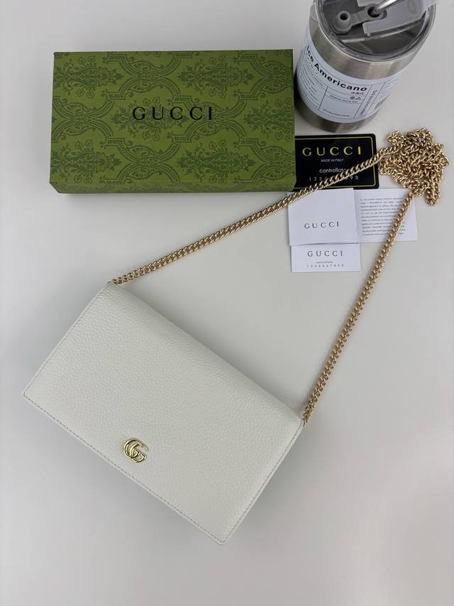 Guccl 夏季新款，小型双G金属装饰，加深了隐蔽的标志感性的G，与原有颜色组合搭配独特的变形，重新推出标志性房屋设计，外观为白色皮 ,内部是用蓝色皮革双色制成