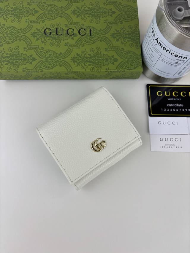 Guccl 夏季新款,小型双G金属装饰,加深了隐蔽的标志感性的G,与原有颜色组合搭配独特的变形,重新推出标志性房屋设计,外观为白色皮 ,内部是用蓝色皮革双色制成 Guccl 夏季新款,小型双G金属装饰,加深了隐蔽的标志感性的G,与原有颜色组合搭配独特的变形,重新推出标志性房屋设计,外观为白色皮 ,内部是用蓝色皮革双色制成