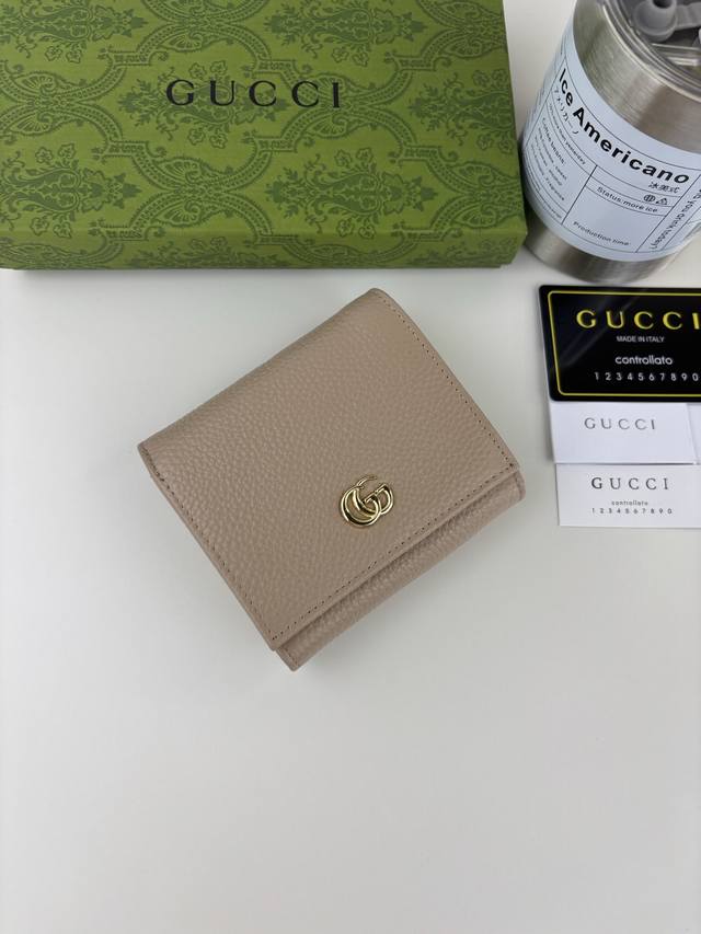 Guccl 夏季新款，小型双G金属装饰，加深了隐蔽的标志感性的G，与原有颜色组合搭配独特的变形，重新推出标志性房屋设计，外观为粉色皮 ,内部是用黄色皮革双色制成