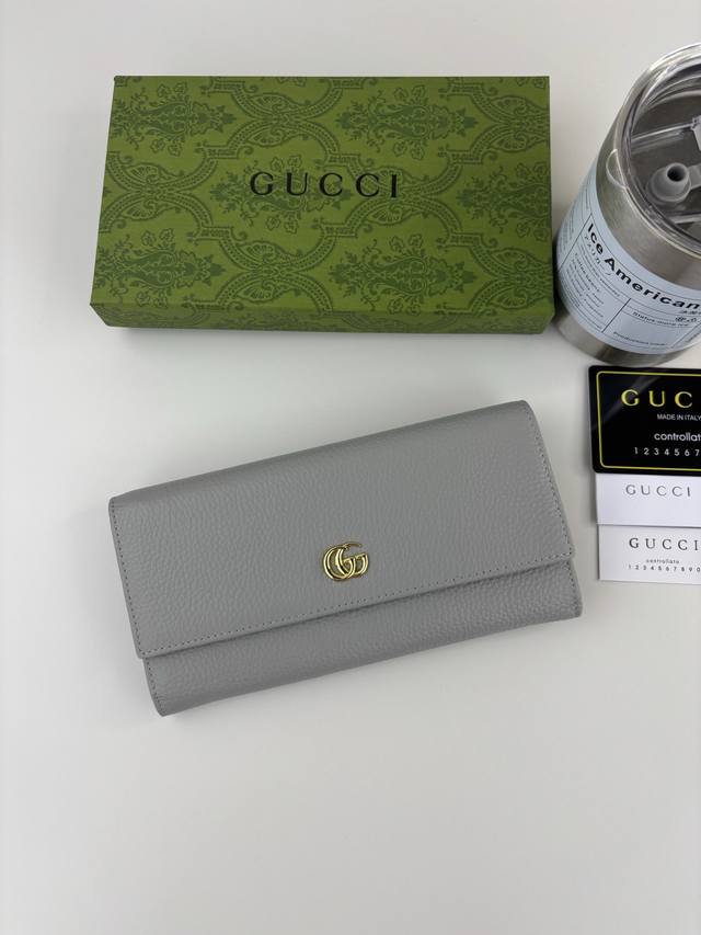 Guccl 夏季新款，小型双G金属装饰，加深了隐蔽的标志感性的G，与原有颜色组合搭配独特的变形，重新推出标志性房屋设计，外观为灰色皮 ,内部是用粉色皮革双色制成