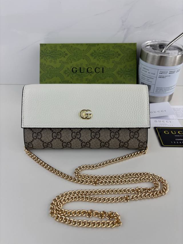 Guccl 新款Ophidia系列，配以经典双G五金，新的式样和轮廓托的新作登场了。结构形状，其中内侧被划分为间隔。链条带因为可以拆卸，作为迷你包也能使用。海外