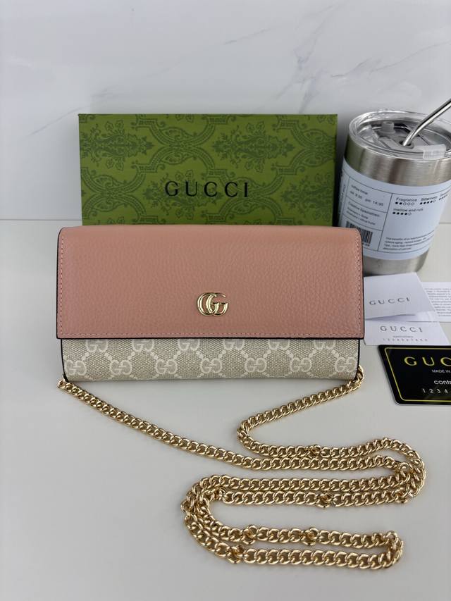 Guccl 新款Ophidia系列，配以经典双G五金，新的式样和轮廓托的新作登场了。结构形状，其中内侧被划分为间隔。链条带因为可以拆卸，作为迷你包也能使用。海外