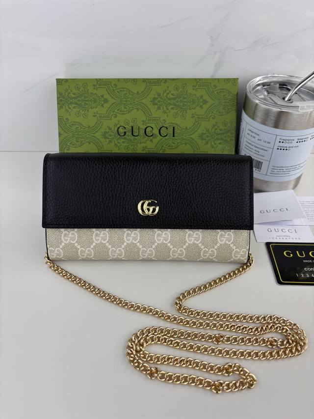 Guccl 新款Ophidia系列，配以经典双G五金，新的式样和轮廓托的新作登场了。结构形状，其中内侧被划分为间隔。链条带因为可以拆卸，作为迷你包也能使用。海外