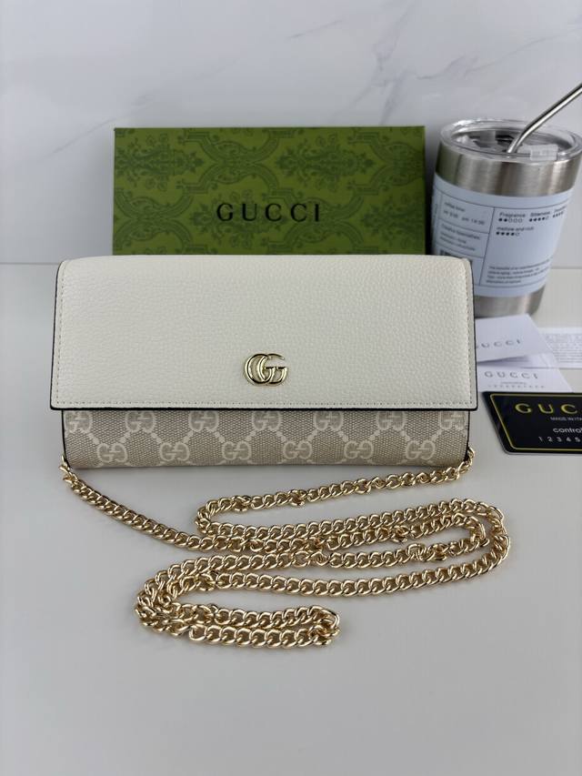 Guccl 新款Ophidia系列，配以经典双G五金，新的式样和轮廓托的新作登场了。结构形状，其中内侧被划分为间隔。链条带因为可以拆卸，作为迷你包也能使用。海外