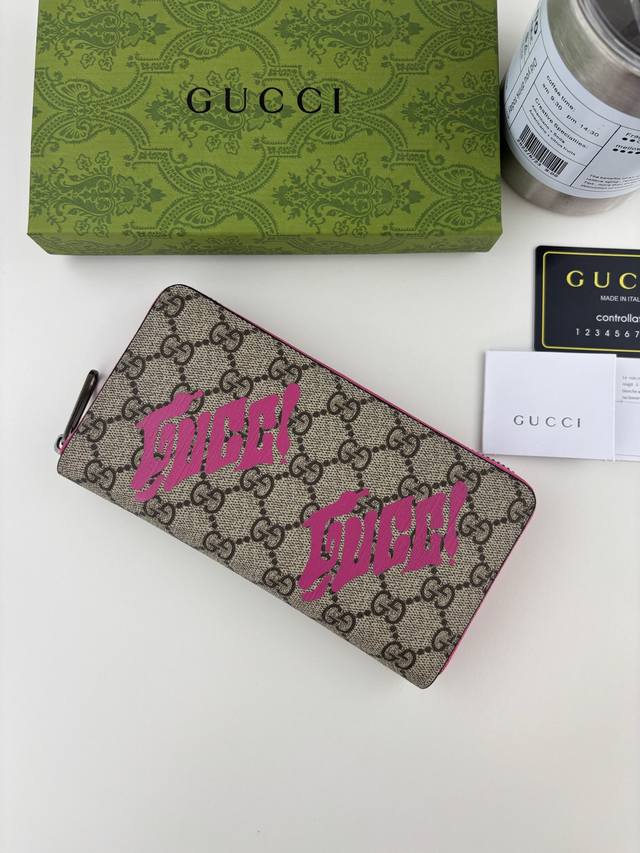 Guccl 这款全拉链钱包以经典Gg字母交织图案涂层织物匠心打造，巧妙融入Gucci印花和撞色皮革滚边，令整个设计愈发丰满。12个卡片隔层、3个开口钞票袋和一个