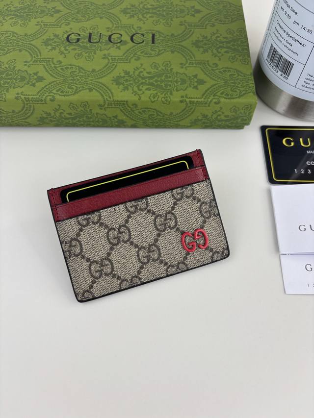 Guccl 这款卡片夹采用米色和乌木色Gg Supreme帆布精制而成，品牌典藏细节尽展高雅韵致。采用小巧Gg配件细节，为整体设计添注一抹亮色。这件单品设有四个