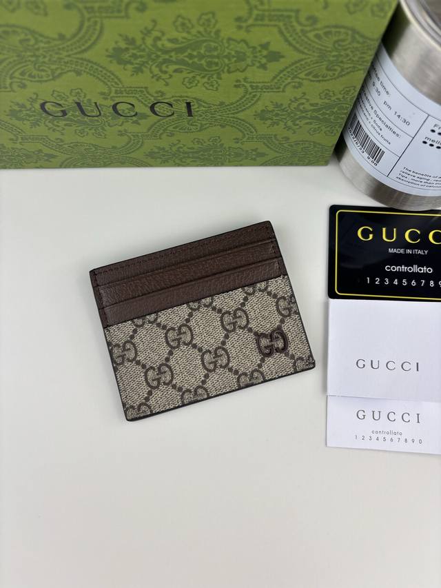 Guccl 最新系列呈现～卡夹以充满对比美感的双色调设计令点缀于包身的Gg标识风采尽绽面料以啡色Gg，内里甄选撞色制作而成啡色Gg Supreme帆布，配咖啡陶