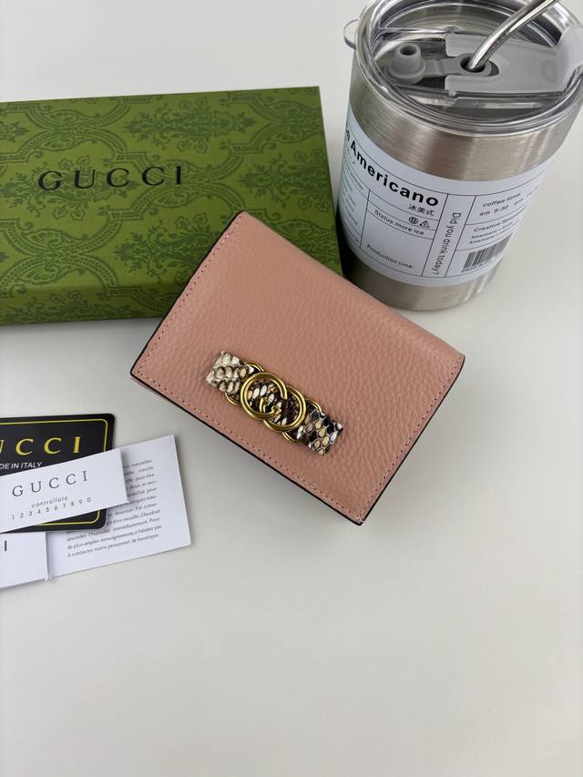 Guccl 最新~饰互扣式双G蟒蛇皮蝴蝶结小钱包。以原工厂p小牛皮精制而成,正面蝴蝶结以蟒蛇皮滚边和古金色调互扣式双G细节打造而成,标志性时尚单品 款号: 74 Guccl 最新~饰互扣式双G蟒蛇皮蝴蝶结小钱包。以原工厂p小牛皮精制而成,正面蝴蝶结以蟒蛇皮滚边和古金色调互扣式双G细节打造而成,标志性时尚单品 款号: 74