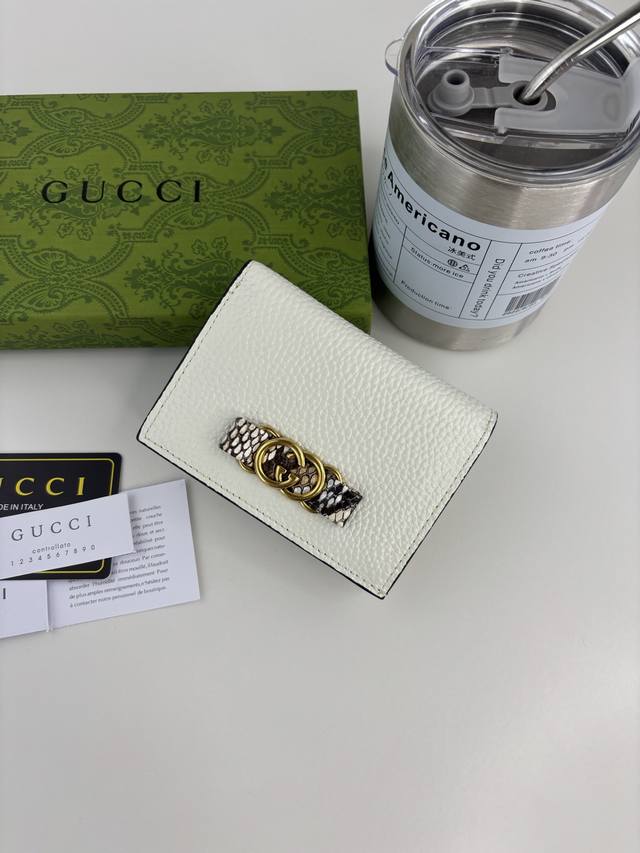 Guccl 最新～饰互扣式双G蟒蛇皮蝴蝶结小钱包。以原工厂p小牛皮精制而成，正面蝴蝶结以蟒蛇皮滚边和古金色调互扣式双G细节打造而成，标志性时尚单品 款号: 74