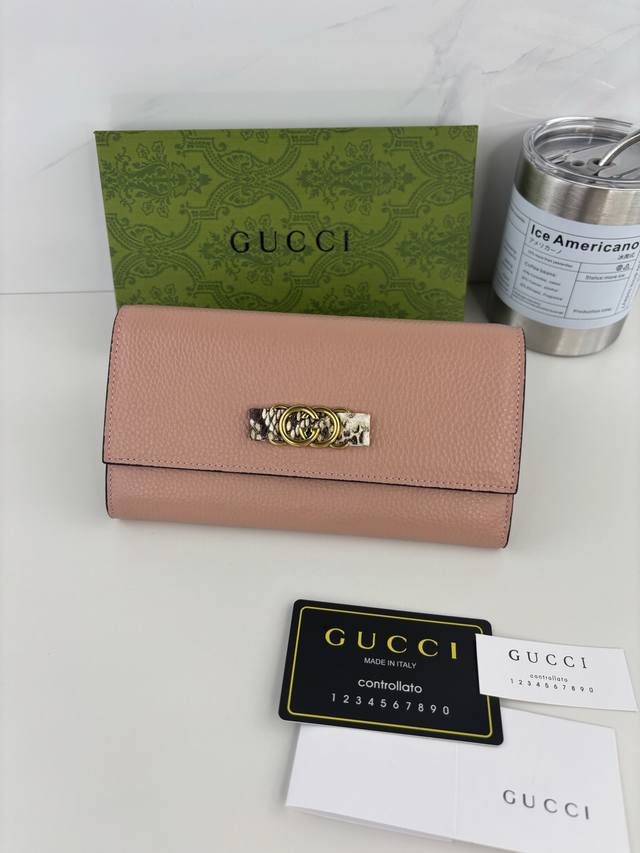 Guccl 最新～饰互扣式双G蟒蛇皮蝴蝶结钱包。以原工厂p小牛皮精制而成，正面蝴蝶结以蟒蛇皮滚边和古金色调互扣式双G细节打造而成，标志性时尚单品 款号: 750