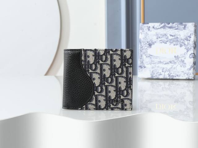 款号076 采用黑色牛皮革配米色Oblique 印花面料精心制作，正面饰以金属覆层铜合金Dior 标志，两个扁平隔层和八个卡槽，双折款式，尺寸：11.5Cm-9
