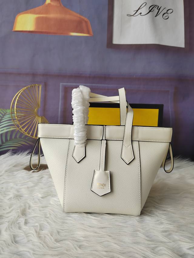 款号8Bs083白色全粒面皮革，风格水桶包，配有一个带金属钥匙夹吊带，尺寸18.5Cm-15Cm-15Cm