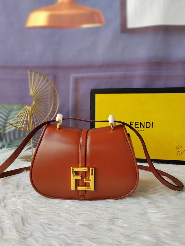 款号8Bs082棕色小号斜挎手袋，采用女性化孤行线条设计，配有长版翻盖，金属Ff标志，可拆卸肩带，尺寸21Cm-15Cm-6.5Cm
