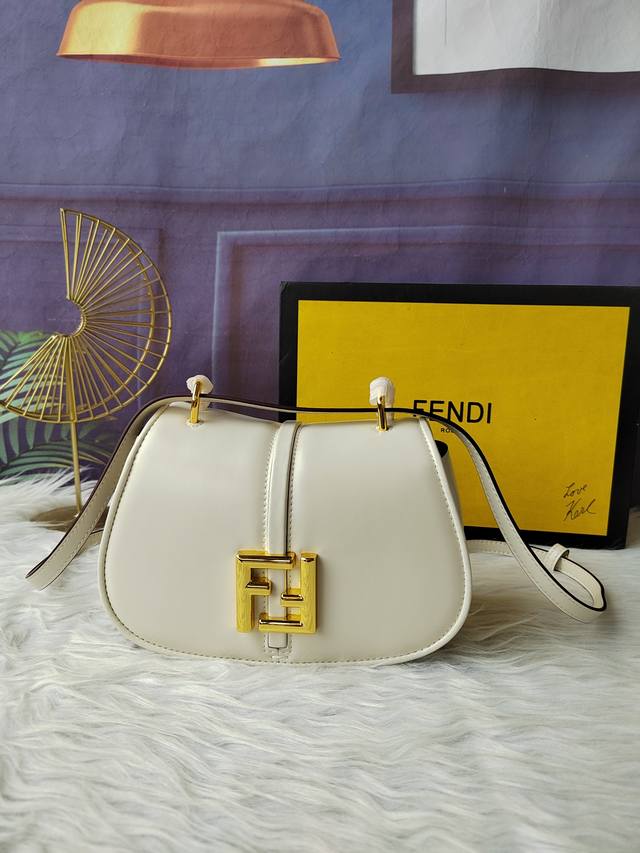 款号8Bs082白色小号斜挎手袋，采用女性化孤行线条设计，配有长版翻盖，金属Ff标志，可拆卸肩带，尺寸21Cm-15Cm-6.5Cm
