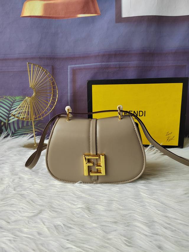 款号8Bs082杏色小号斜挎手袋，采用女性化孤行线条设计，配有长版翻盖，金属Ff标志，可拆卸肩带，尺寸21Cm-15Cm-6.5Cm