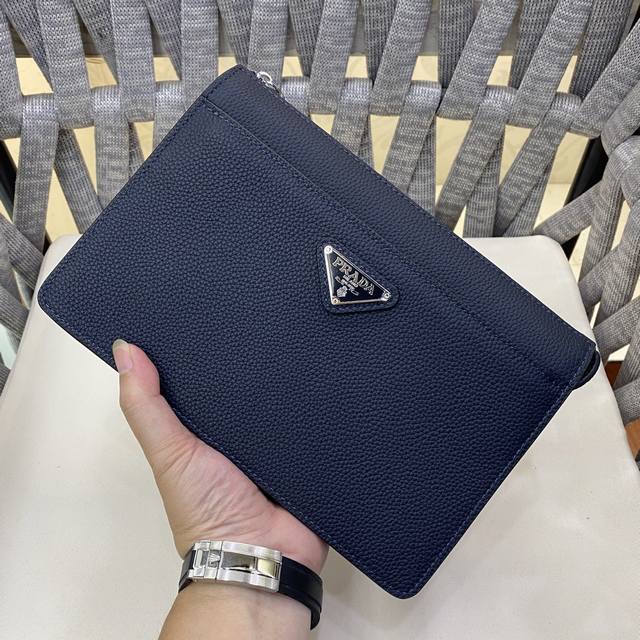 顶级原单醉新款手拿包到货。进口牛皮。配专里布。做工看细节，每一处都无比讲究，精致细腻。市场最牛货，一直坚持高端精品出击，手快者赚，下手晚了别说没提醒哦，实体店