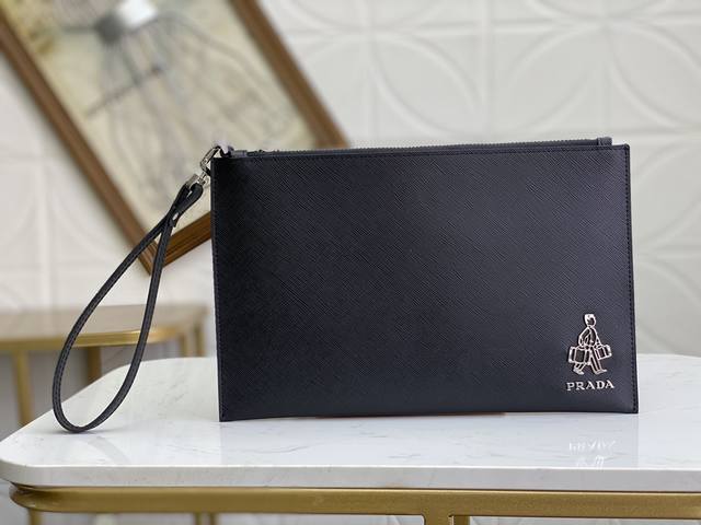 prada经典热卖男士手包专柜最新款式，官网同步，正品开发，型号2Ng005中号机器人 十字纹牛皮质感极好，Lampo拉链 抛光钢质五金配件！进口环保油边，走线