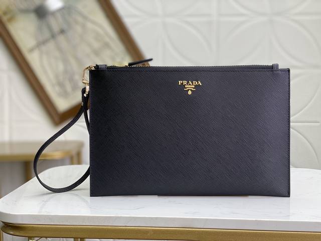 prada经典热卖男士手包专柜最新款式，官网同步，正品开发，型号2Ng005中 十字纹牛皮质感极好，Lampo拉链 抛光钢质五金配件！进口环保油边，走线做工精湛