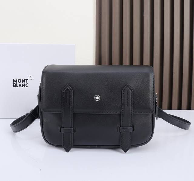Montblanc万宝龙全新系列大班斜挎包 型号：129670# 材质：头层牛皮 原版皮 款式：来自万宝龙专柜购版打造 尺寸：24*18*7 颜色：黑色